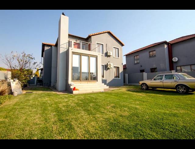 4 BEDROOM HOUSE FOR SALE IN THATCHFIELD